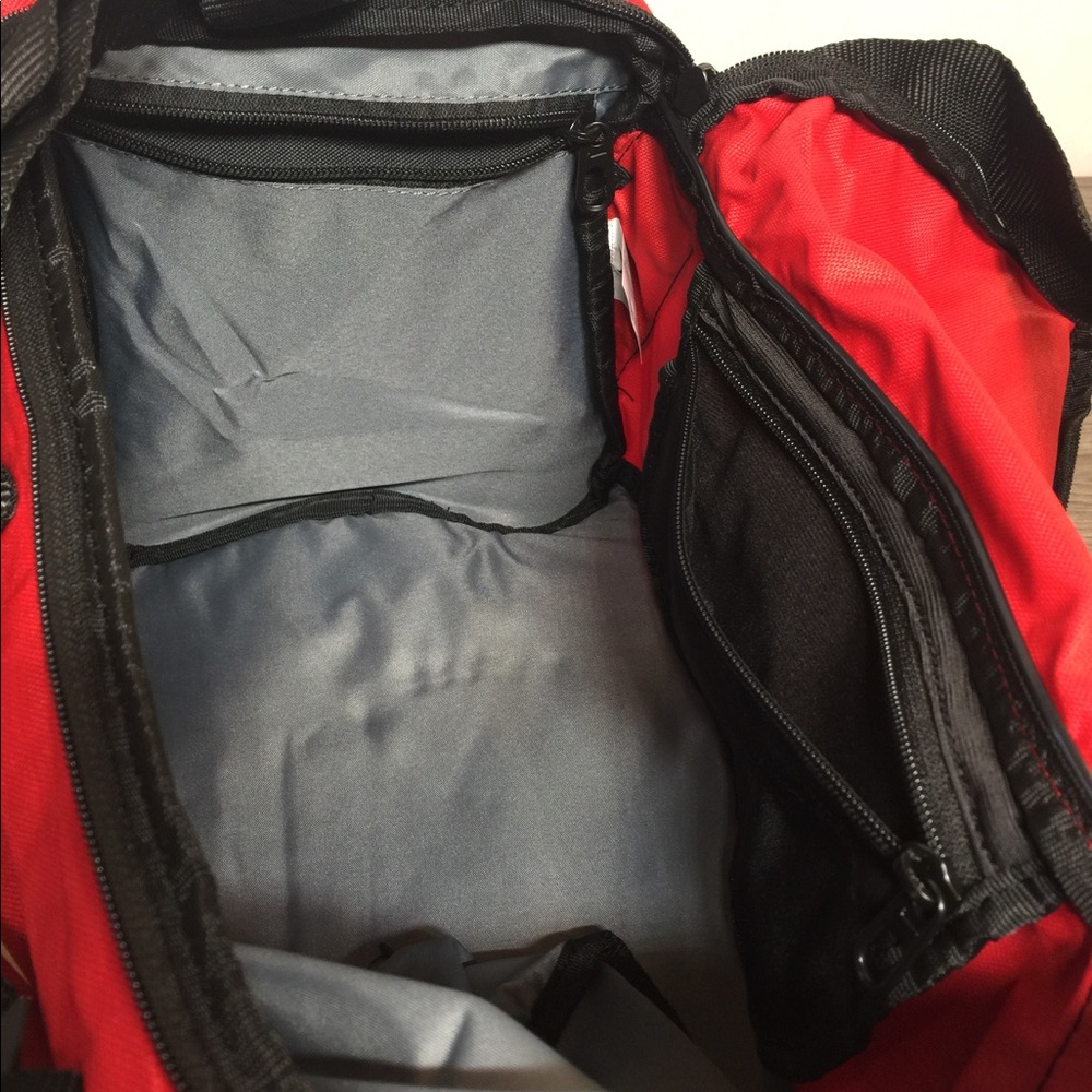 🛍 NIKE BRASILIA TRAINING DUFFLE BAG XS RED/BLACK - Picture 6 of 8